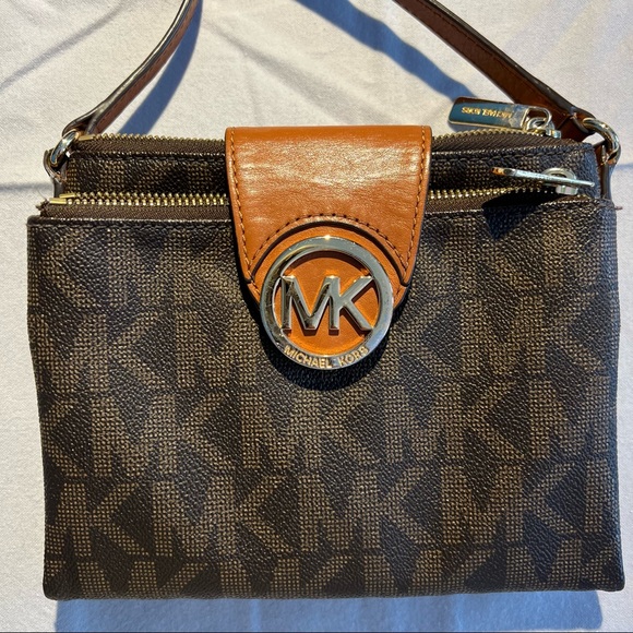 Michael Kors triple compartment logo crossbody - Picture 3 of 10